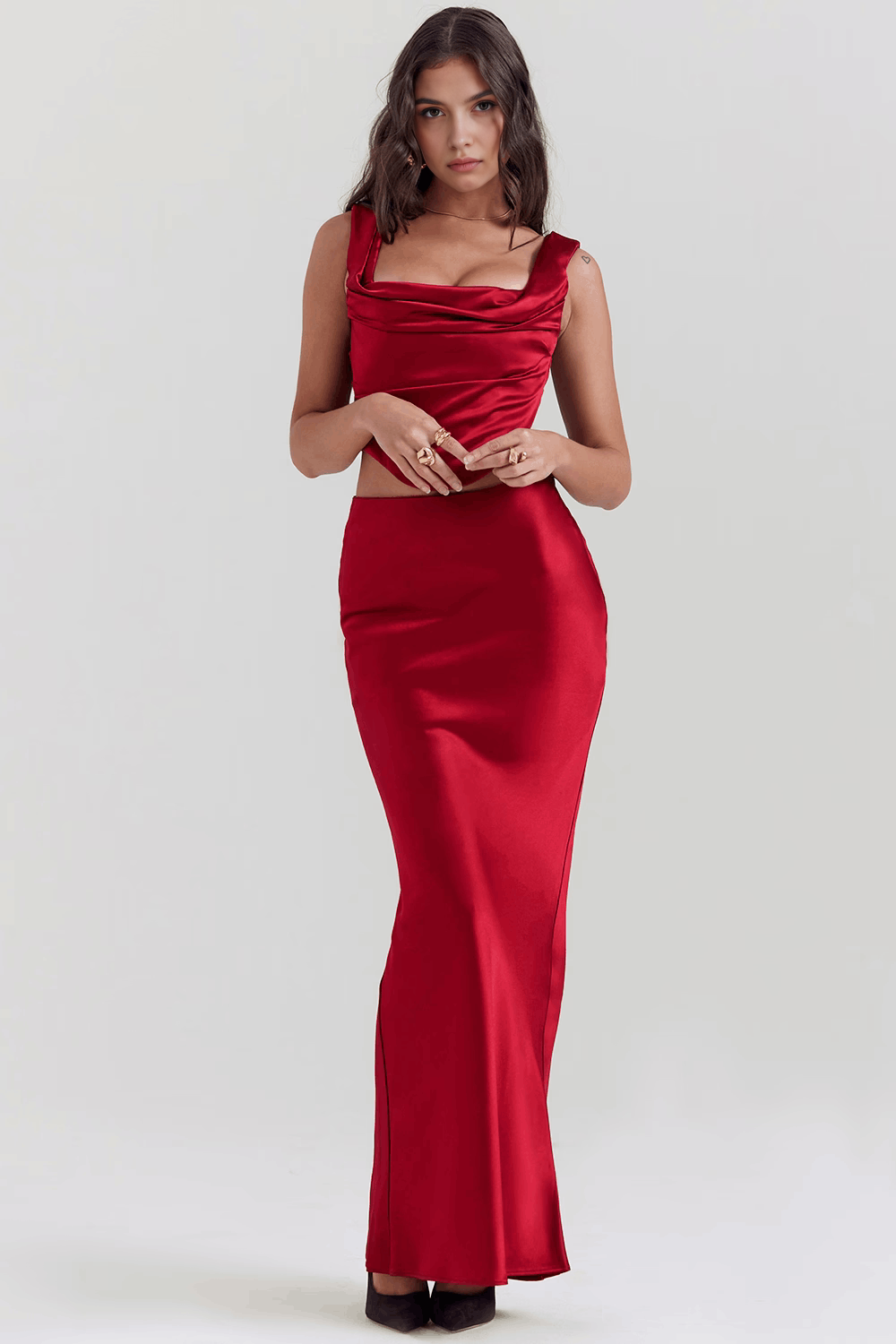Scarlet Allure Saten Dökümlü Yaka Uzun Elbise