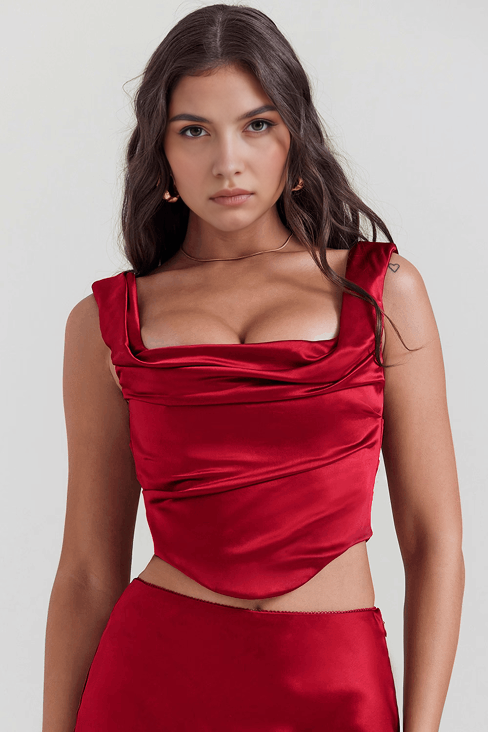 Scarlet Allure Saten Dökümlü Yaka Uzun Elbise