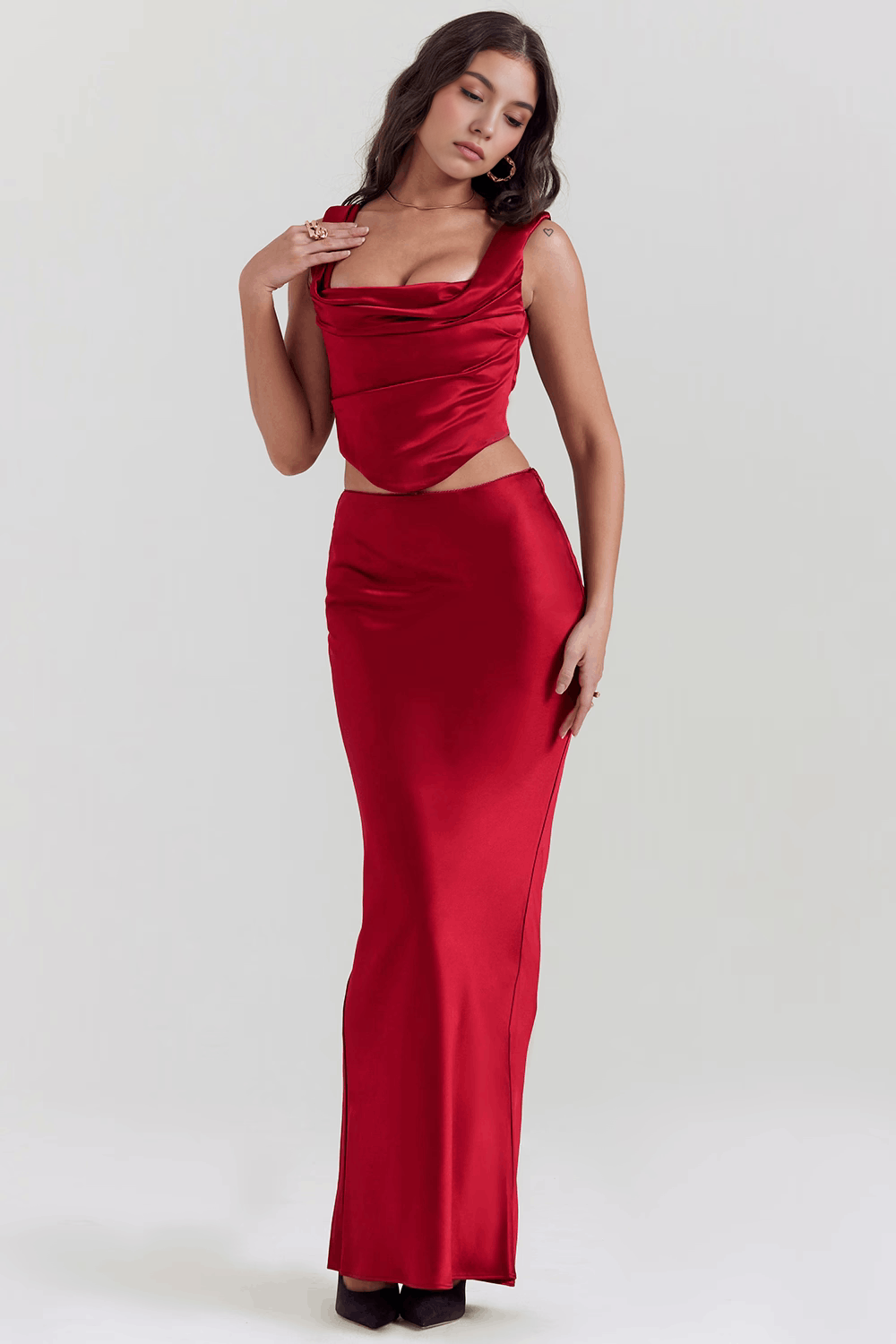 Scarlet Allure Saten Dökümlü Yaka Uzun Elbise