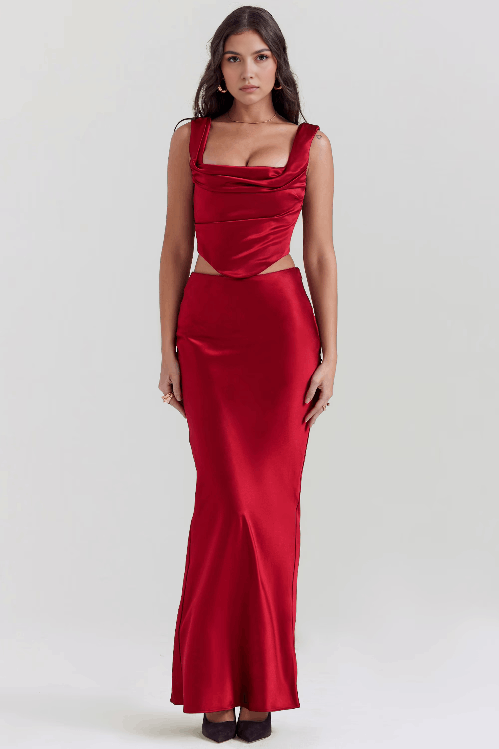 Scarlet Allure Saten Dökümlü Yaka Uzun Elbise